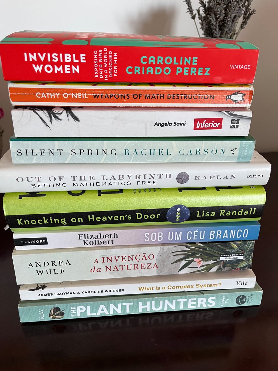 mjoanasa's tweet photo. Sugestões de livros de verão, sobre ciência(s), só com a prata da estante.
Se tivesse + tempo explicava 1 a 1, não tendo, chamo só a atenção para o 1o (q é sobre como vivemos mesmo num mundo de homens) e o último, porque é sobre a influência da botânica na história mundial e é ❤️ https://t.co/ofhyAl33Sf