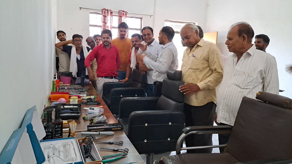 soni7852's tweet photo. प्रधान मंत्री विश्वकर्मा योजना का शुभारंभ 
मोजेक स्किल इंस्टीट्यूट द्वारा जिसमे अतिथि नगर पालिका अधिशाषि नागरमल गुर्जर द्वारा किया गया  #skills #modi #SkillIndia #nsdc #TradingNews #skillindia @lalitmeenabjp @BJP4Rajasthan @NSDCIndia @cscdmbaran https://t.co/89443fuvvc