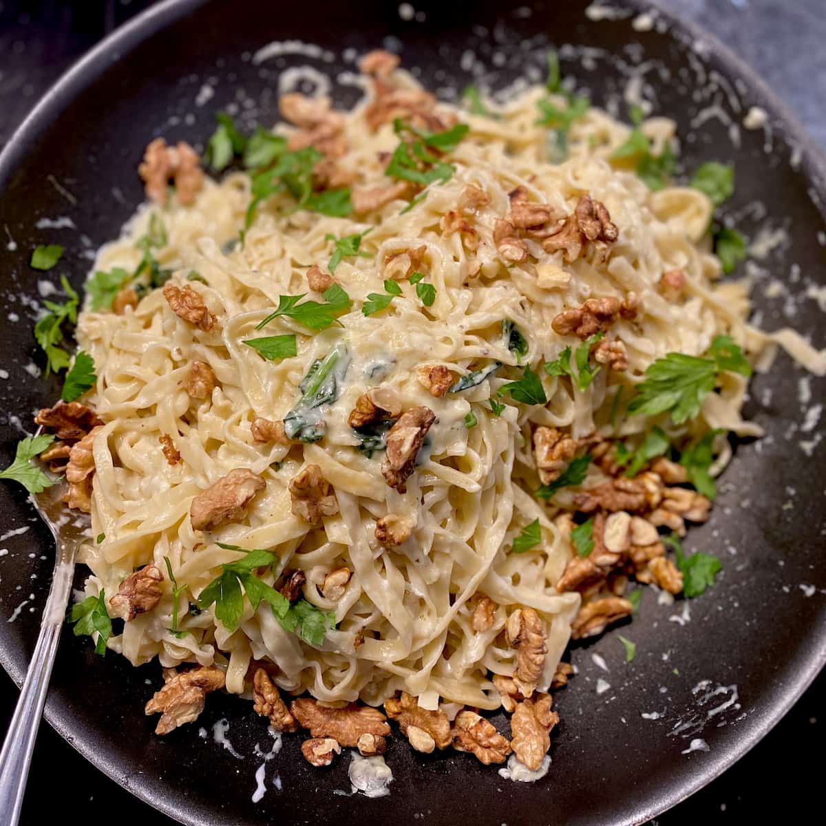 Jill_Colonna's tweet image. Looking for summer pasta recipes? I've got a French one for you, based on a chèvre chaud salad, with or without the salad part!  buff.ly/3AEuj7u

#chevrechaud #summerpasta #summerpastarecipes #goatcheese