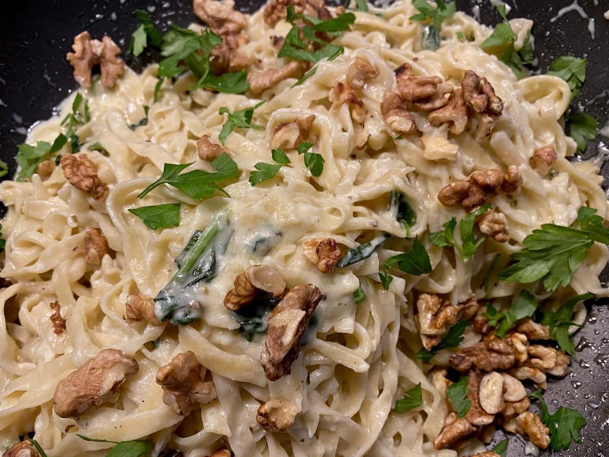 Jill_Colonna's tweet image. Looking for summer pasta recipes? I've got a French one for you, based on a chèvre chaud salad, with or without the salad part!  buff.ly/3AEuj7u

#chevrechaud #summerpasta #summerpastarecipes #goatcheese