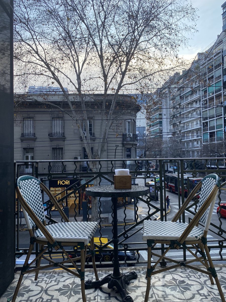 vickycharra's tweet photo. Qué adrenalina tener el propio negocio. Saludos desde un balconcito porteño sigan a @hiretalentwind que se vienen noticias de esas que te renuevan el aire ;) https://t.co/BJCLAYSv73
