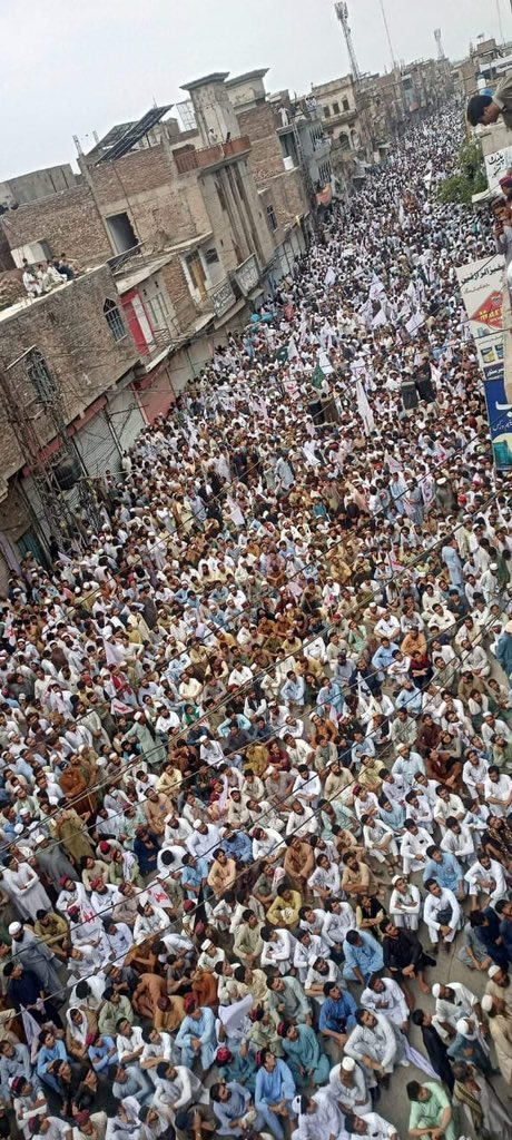 MahrangBaloch_'s tweet photo. بنوں میں دہشتگردی کے خلاف نکالی جانے والی ریلی پر حملہ پشتون نسل کشی کا تسلسل ہے جو گزشتہ کئی دہائیوں سے جاری ہے۔ عجیب ریاست ہے، لوگ امن مانگنے کے لیے سڑکوں پر نکلتے ہیں تو ریاست ان کا قتل عام کرتی ہے۔

یہی صورتحال بلوچستان میں ہے۔ بلوچ نسل کشی کے خلاف بلوچ یکجہتی کمیٹی بلوچ قومی اجتماع کا انعقاد کرنے جارہی ہے، لیکن ریاست قومی اجتماع کو روکنے کے لیے اپنی تمام تر طاقت کا استعمال کررہی ہے اور انتہائی پرتشدد رویہ اختیار کیے ہوئے ہے۔

یہ بلوچستان اور پختونخواہ کی صورتحال ہے، جہاں ہزاروں کی تعداد میں لوگ ریاستی ظلم اور جبر کے خلاف سڑکوں پر احتجاج کررہے ہیں۔ ریاست بلوچ اور پشتون نسل کشی ختم کرنے کے بجائے پرامن اجتماعوں پر حملے کررہی ہے، لیکن نام نہاد مین اسٹریم میڈیا، صحافی، اور سیاستدان مجرمانہ خاموشی اختیار کیے ہوئے ہیں۔ انہیں بھی ریاست کی طرح صرف بلوچستان اور پختونخواہ کے وسائل نظر آتے ہیں جبکہ ہونے والی ظلم اور بربریت پر اپنی آنکھیں بند کیے ہوئے ہیں۔

میں بلوچ اور پشتون قوم سے اپیل کرتی ہوں کہ اپنے درمیان اتحاد اور یکجہتی پیدا کریں۔ ہم مشترکہ جدوجہد کے ذریعے اپنی سرزمین سے اس ظلم اور بربریت کا خاتمہ کریں گے۔
#StopStateTerrorism 
#StopPasthunGenocide