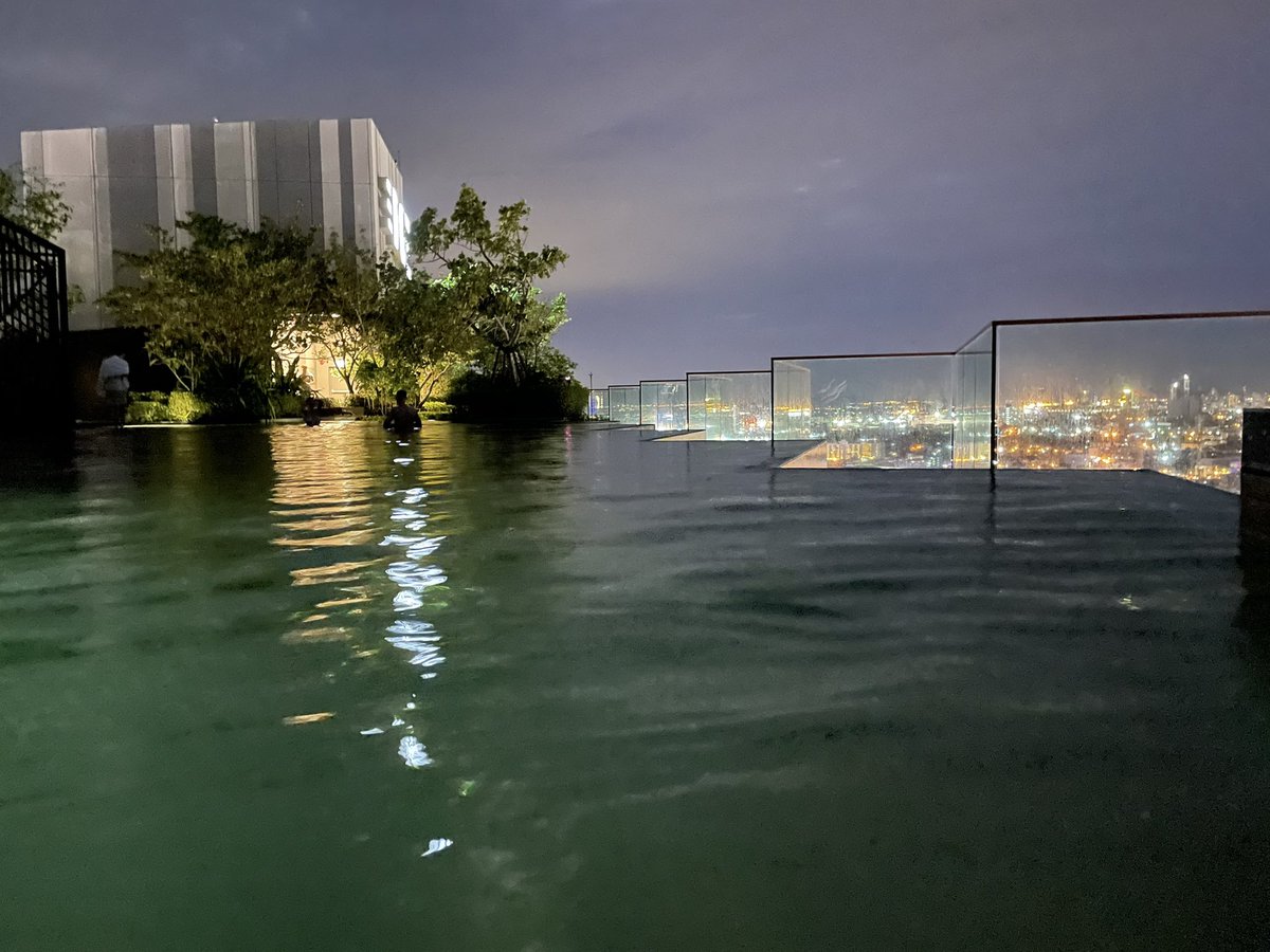 エッジのインフィニティプール最高。
こう見るとパタヤって都会に見える。