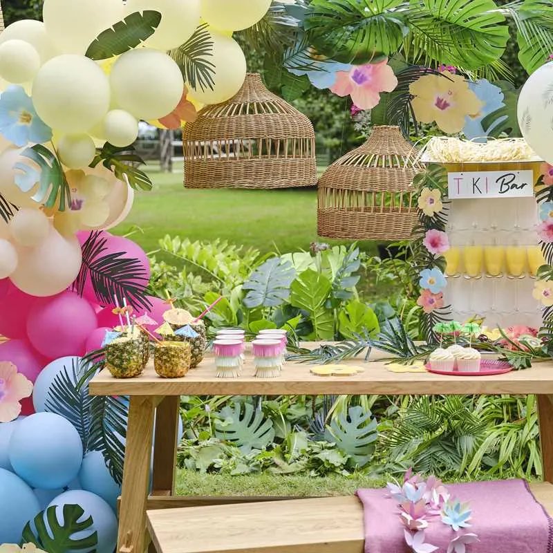 _littlelemonade's tweet photo. 【🌺夏ならではのデコレーションはいかが?】
夏のパーティーにぴったりな、イギリスのパーティーブランド #GingerRay のバルーンガーランドDIYキットをご紹介します☀️
小さな風船が重なり合ったカラフルなバブルのようなデコレーション🎈
空間が生まれ変わるボリュームのあるデコレーションが簡単に完成します✨
ハイビスカスの花とヤシの葉が美しいバルーンアーチは圧巻です🌺
70個のバルーンとペーパーアイテムをセットでお届けします🌿
詳細は⏩https://t.co/TV1wPqNDfC