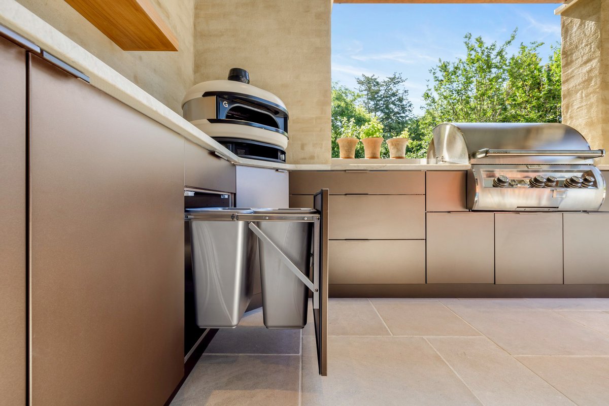 With the convenience of an indoor kitchen, a trash pull-out cabinet keeps trash easily accessible yet cleanly tucked away. Our trash cabinets are available in one or two basket designs with an optional drawer above the pull-out.
brownjordanoutdoorkitchens.com/cabinetry/base…
Project by Hartert Russell.