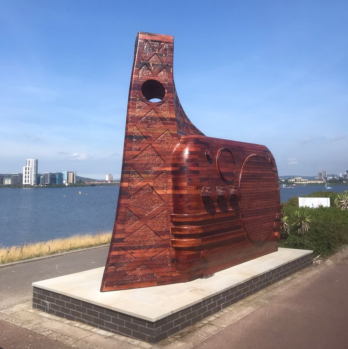 A new sculpture highlighting Flat Holm Island has been installed on Cardiff Bay Barrage, as part of the <a href="/HeritageFundUK/">The National Lottery Heritage Fund</a> "Flat Holm – A Walk Through Time" project! It celebrates the first wireless transmission to the island in 1897. orlo.uk/9bN2r
