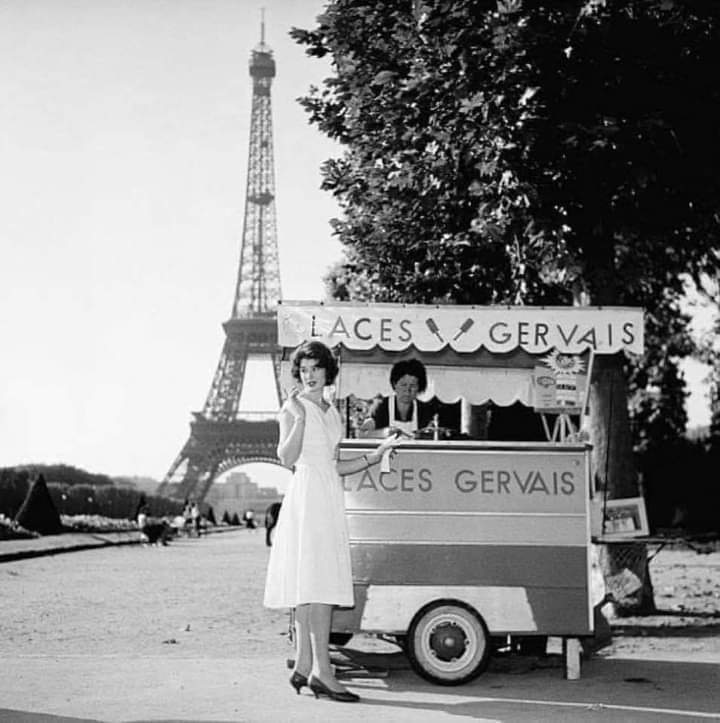 ParisAMDParis's tweet photo. Marchande de glaces sur le Champ de Mars devant la Tour Eiffel. 
1950. Paris https://t.co/u1zooMQ0EQ