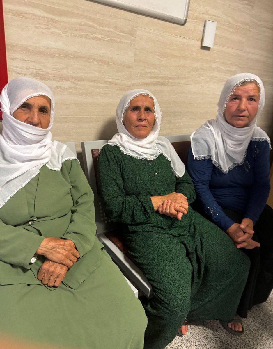 NEWSSHORTT's tweet photo. 🚨Batman’da tutuklanan 3 Anneye: 

Çıplak arama dayatıldığı

İlk gün kuru ekmek dışında bir şey verilmediği

Okuma yazma bilmeyen annelere dilekçe engeli konulduğu 

Tutuldukları bölümde iki saat arayla baskın yapılıp anneleri saatlerce güneşin altında beklettileri ortaya çıktı! https://t.co/0Hzl8hzxCO