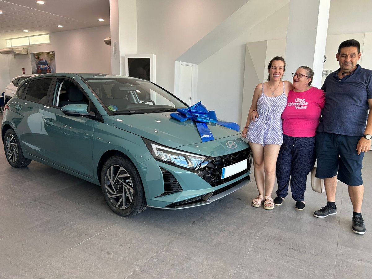 Nuevo i20 para Paloma y sus padres, que ya disfrutan de un compacto dinámico y único. ¡Gracias por confiar en nosotros! 😁