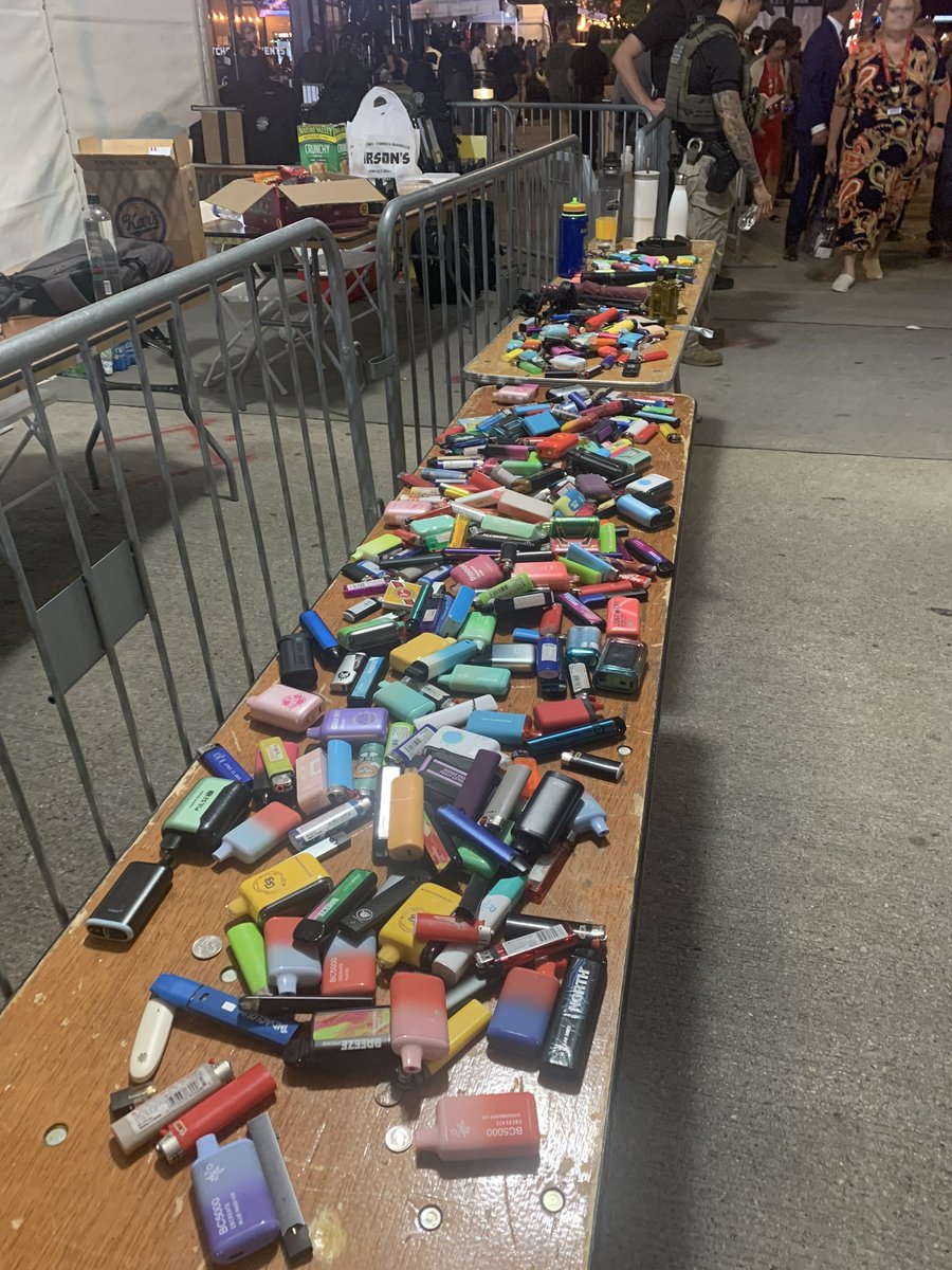 sgallz_'s tweet photo. what a sight in Milwaukee…

US Secret Service 🤝 tobacco harm reduction https://t.co/VfO9CEXC3N