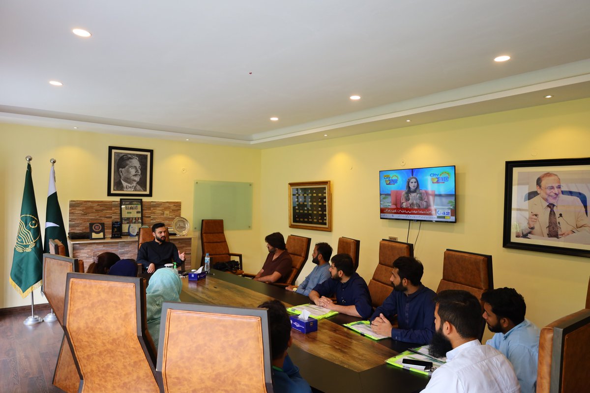 FocalPersonVLG's tweet photo. VLG Founder Ibrahim Hasan Murad recently met with a VLG member of the District Lahore. Ibrahim Hasan Murad has appreciated their efforts to improve community services with certificates and VLG kits to them.
#TeamIHM #VLG #volunteers #pakistansleadingvolunteer #JoinVLG https://t.co/2BFTD8RtRE