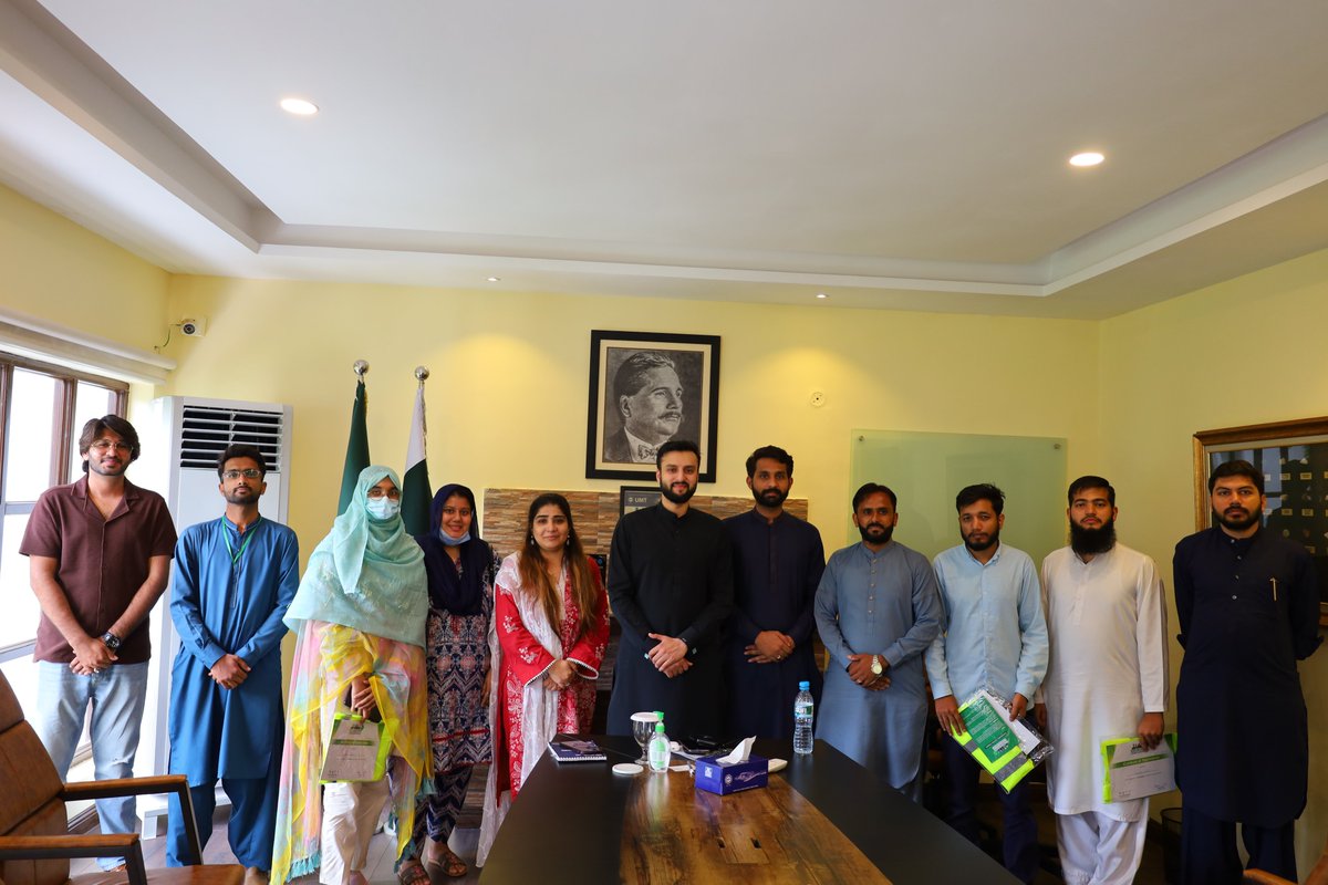 FocalPersonVLG's tweet photo. VLG Founder Ibrahim Hasan Murad recently met with a VLG member of the District Lahore. Ibrahim Hasan Murad has appreciated their efforts to improve community services with certificates and VLG kits to them.
#TeamIHM #VLG #volunteers #pakistansleadingvolunteer #JoinVLG https://t.co/2BFTD8RtRE