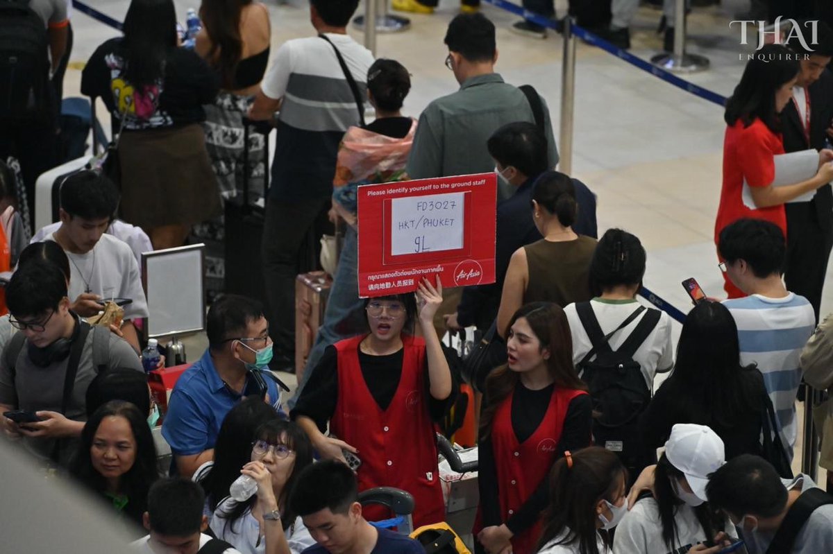 ThaiEnquirer's tweet photo. The scene at Don Mueang Airport around 18:00 showed airlines and passengers affected by the global Microsoft outage having to use manual check-in instead.

#Thailand #MicrosoftOutage #Microsoftล่ม #Crowdstrike https://t.co/GytgJOieNb