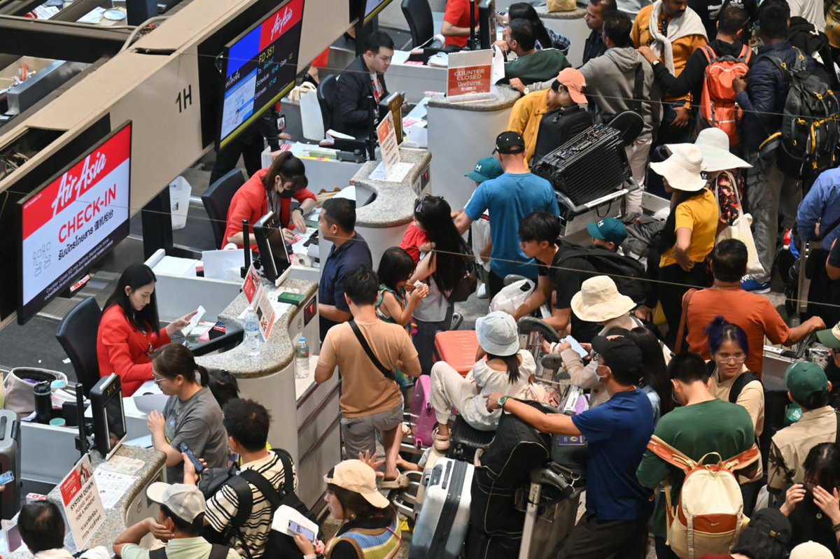 ThaiEnquirer's tweet photo. The scene at Don Mueang Airport around 18:00 showed airlines and passengers affected by the global Microsoft outage having to use manual check-in instead.

#Thailand #MicrosoftOutage #Microsoftล่ม #Crowdstrike https://t.co/GytgJOieNb