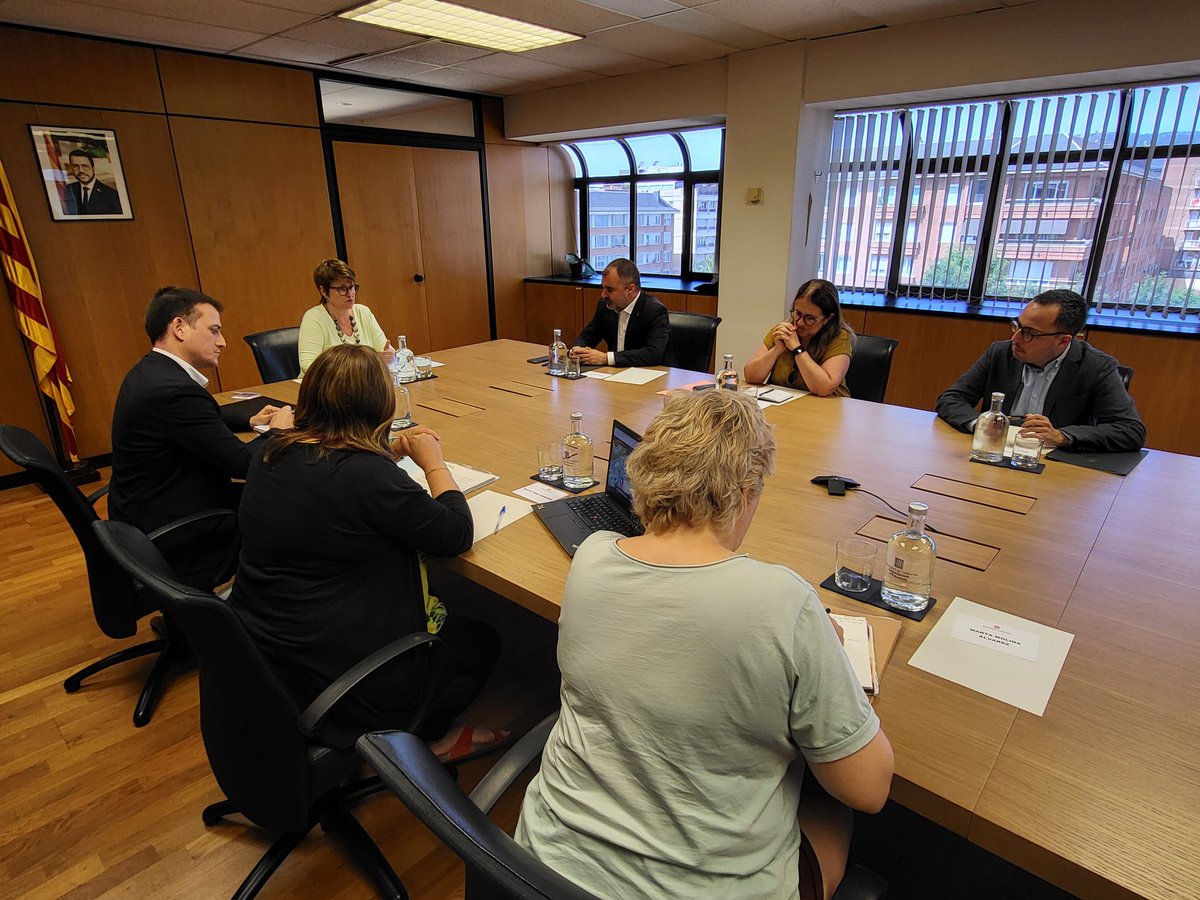 educaciocat's tweet image. La consellera @AnnaSimo s'ha reunit amb l'alcalde de @ajterrassa @jordi_ballart per tractar el retard en la construcció de l'IE Sala i Badrinas. També hi han assistit la directora de l'IE i la presidenta de l’AFA. S’hi ha exposat la preocupació de totes les parts...
(1/4)