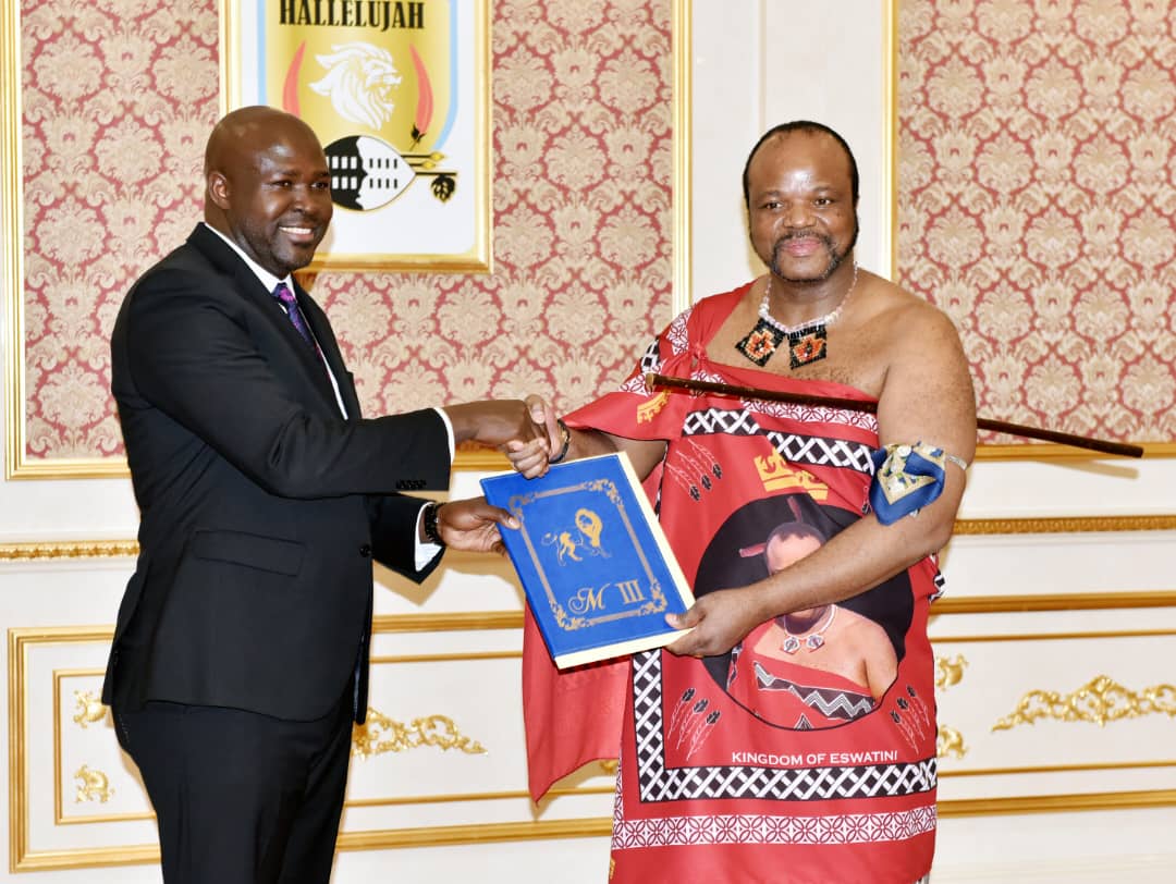 UgEmbassySA's tweet photo. His Majesty King Mswati III yesterday received Letters of Credence from the new High Commissioner of the Republic of Uganda to the Kingdom of Eswatini H.E Paul Amoru at Lozitha Royal Palace. His Majesty assured the new High Commissioners of Eswatini’s support towards the strengthening of cooperation with their respective countries. Amb. Amoru conveyed warm regards from His Excellency @KagutaMuseveni to His Majesty, who assured Uganda of Eswatini's continued friendship and support. He expressed Uganda's gratitude to the Kingdom of Eswatini for their delegation's presence at the recent NAM and G77 + China summits held in Kampala. His Majesty congratulated Uganda for successfully hosting the recent two summits, noting that the declaration made during the NAM Summit represented our shared aspirations and emphasised that collaboration between the two sister countries. Amb. Amoru was accompanied by Honorary Consul, Mr. Tobias Kamugisha, Mr. Richard Bob Opio from the Mission and Mr. Andrew Mukiibi of Federal Foods. Amb. Amoru presented fresh Ugandan pineapples from @FederalFoodsAF to His Majesty and pledged to focus on areas such as culture, tourism, agriculture, and trade. Both Uganda and Eswatini are dedicated to establishing a Joint Permanent Commission and a Joint Business Forum to enhance our partnership. Our shared goal is to achieve mutual growth and prosperity through our collaborative efforts. @EswatiniGovern1 @UgandaMFA