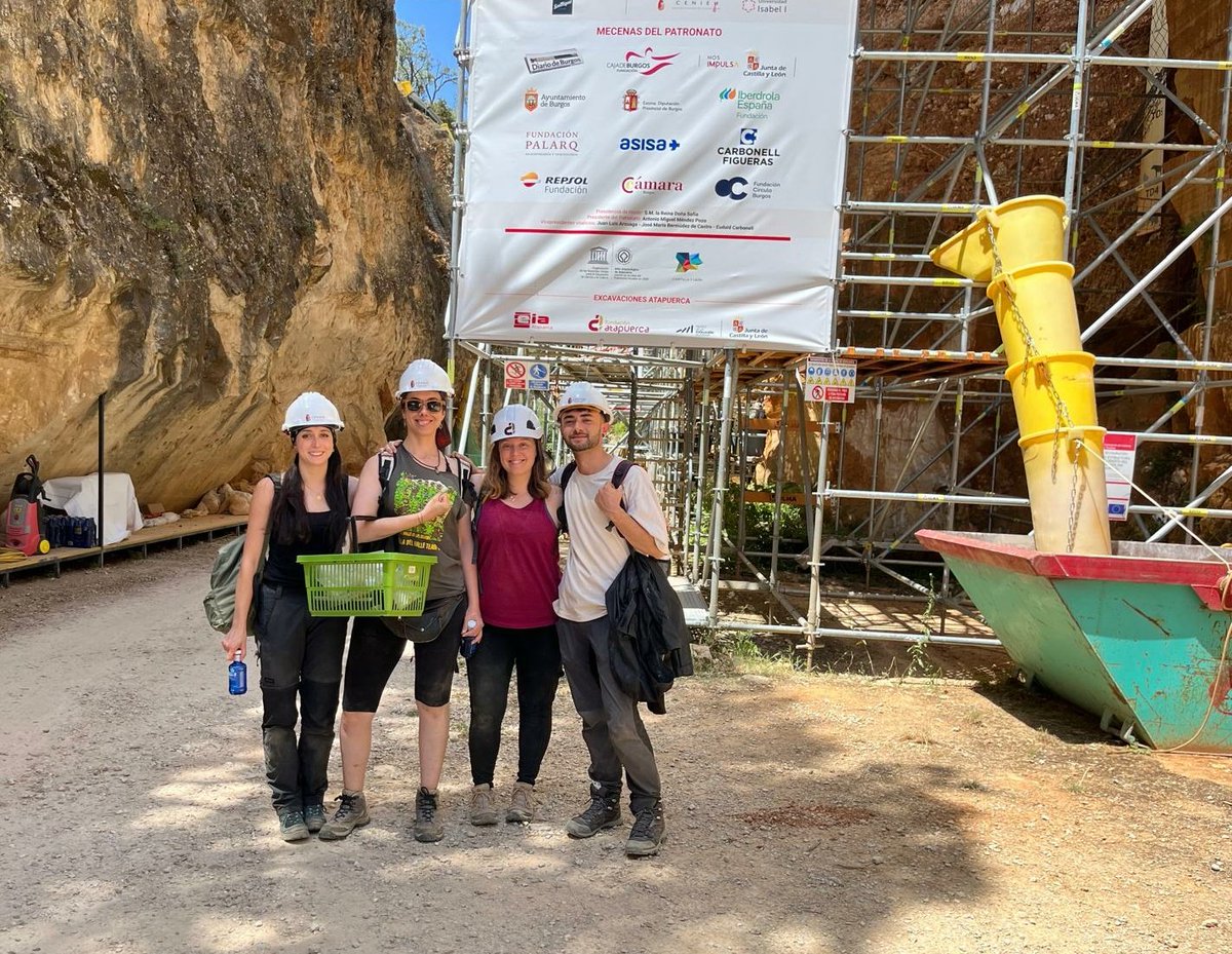CENIEH_CRLAB's tweet photo. #Atapuerca2024
😊👍🏻Termina otra semana de campaña!! La "cosecha" de hallazgos del día va en una cesta, aunque en #TD04 es habitual que muchos restos, por su gran tamaño, vayan al laboratorio de campo en cajas de cartón 📦
🤙🏻Equipo @CENIEH_CRLAB!!
#FossilFriday @FATAPUERCA
@CENIEH https://t.co/aBjzi8UYLF