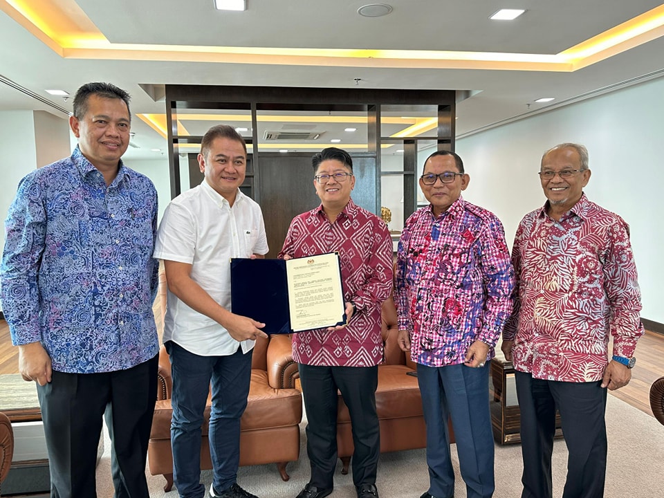 FelixJSaang's tweet photo. Penyerahan Watikah Pelantikan Timbalan Pengerusi Lembaga Pengarah Universiti Keusahawanan Koperasi Malaysia (UKKM), oleh Menteri Pembangunan Usahawan &amp; Koperasi YB Datuk @Ewon_Media di pejabat menteri @ Menara Bank Rakyat, Kuala Lumpur. Terima kasih YB Menteri. #Ukkm https://t.co/ijPRwN3zxV