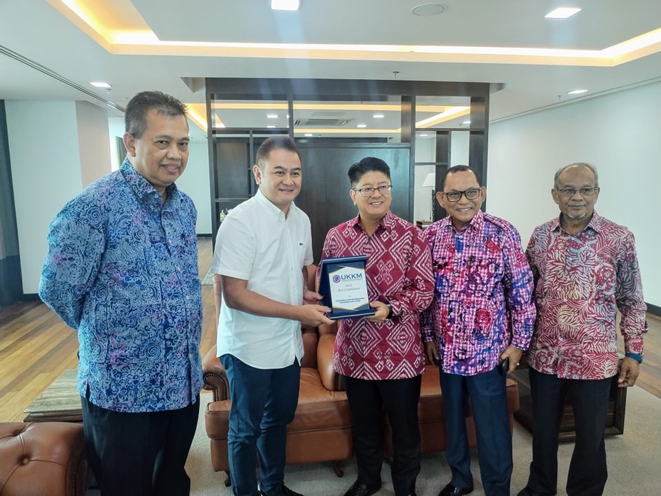 FelixJSaang's tweet photo. Penyerahan Watikah Pelantikan Timbalan Pengerusi Lembaga Pengarah Universiti Keusahawanan Koperasi Malaysia (UKKM), oleh Menteri Pembangunan Usahawan &amp; Koperasi YB Datuk @Ewon_Media di pejabat menteri @ Menara Bank Rakyat, Kuala Lumpur. Terima kasih YB Menteri. #Ukkm https://t.co/ijPRwN3zxV