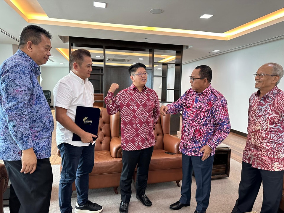 FelixJSaang's tweet photo. Penyerahan Watikah Pelantikan Timbalan Pengerusi Lembaga Pengarah Universiti Keusahawanan Koperasi Malaysia (UKKM), oleh Menteri Pembangunan Usahawan &amp; Koperasi YB Datuk @Ewon_Media di pejabat menteri @ Menara Bank Rakyat, Kuala Lumpur. Terima kasih YB Menteri. #Ukkm https://t.co/ijPRwN3zxV
