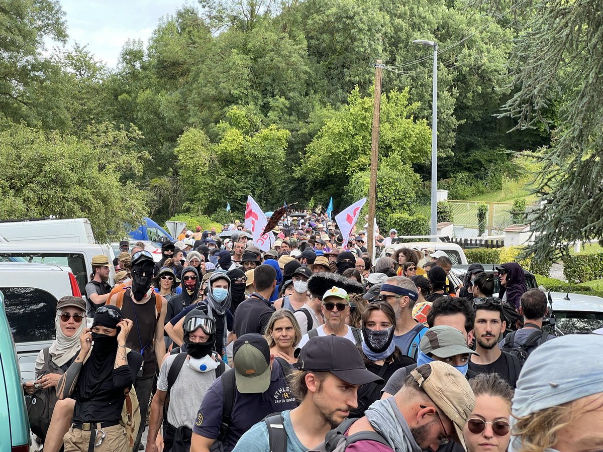 Pas de bassine à Saint-Sauvant, on marchera, on sera devant, on veut un moratoire devant ! scandent les manifestants