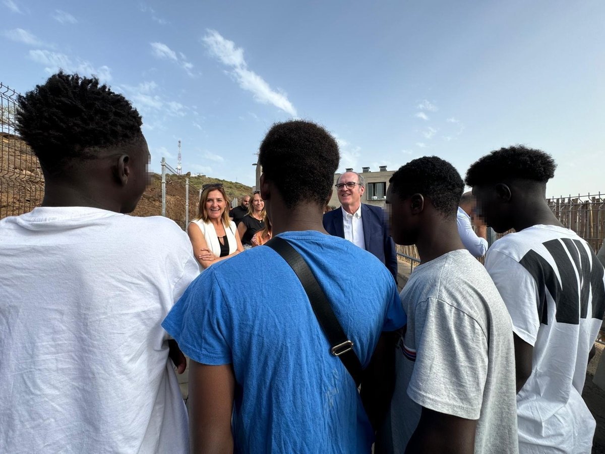 El <a href="/DefensorPuebloE/">Defensor del Pueblo</a> ha visitado dos centros de acogida de menores migrantes en Tenerife con <a href="/DCIslasCanarias/">Diputación del Común</a> 

Ángel Gabilondo ha pedido medidas urgentes y estructurales para abordar la situación de los niños, niñas y adolescentes acogidos en ellos

defensordelpueblo.es/noticias/en-la…