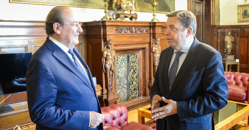 gobmapa's tweet photo. 🤝 El ministro @LuisPlanas se ha reunido hoy con el presidente de la Sociedad Anónima Estatal de Caución Agraria #SAECA, Pablo Pombo.
Han repasado la actividad de la entidad y analizado las líneas de avales a empresas y profesionales del sector agroalimentario y pesquero.