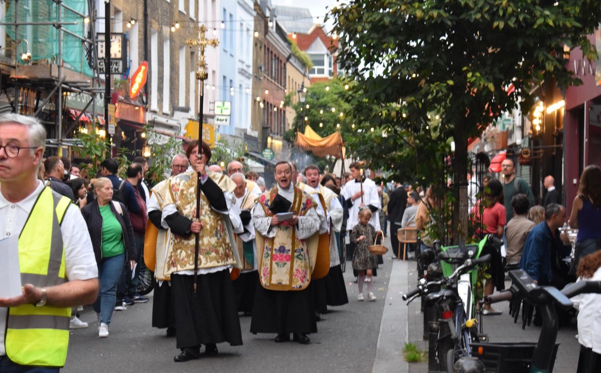 Holy Redeemer EC1 tweet media