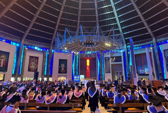 livuninews's tweet photo. 7⃣ honorary degrees
📜14 student speakers
🎓8000 graduates
❤️Countless memories
Here are just some of the highlights from @LivUni's graduation week ⬇️
https://t.co/O9V8gHNqCU
#LivUniGrad #ClassOf2024 https://t.co/5fJ0ZPegtj