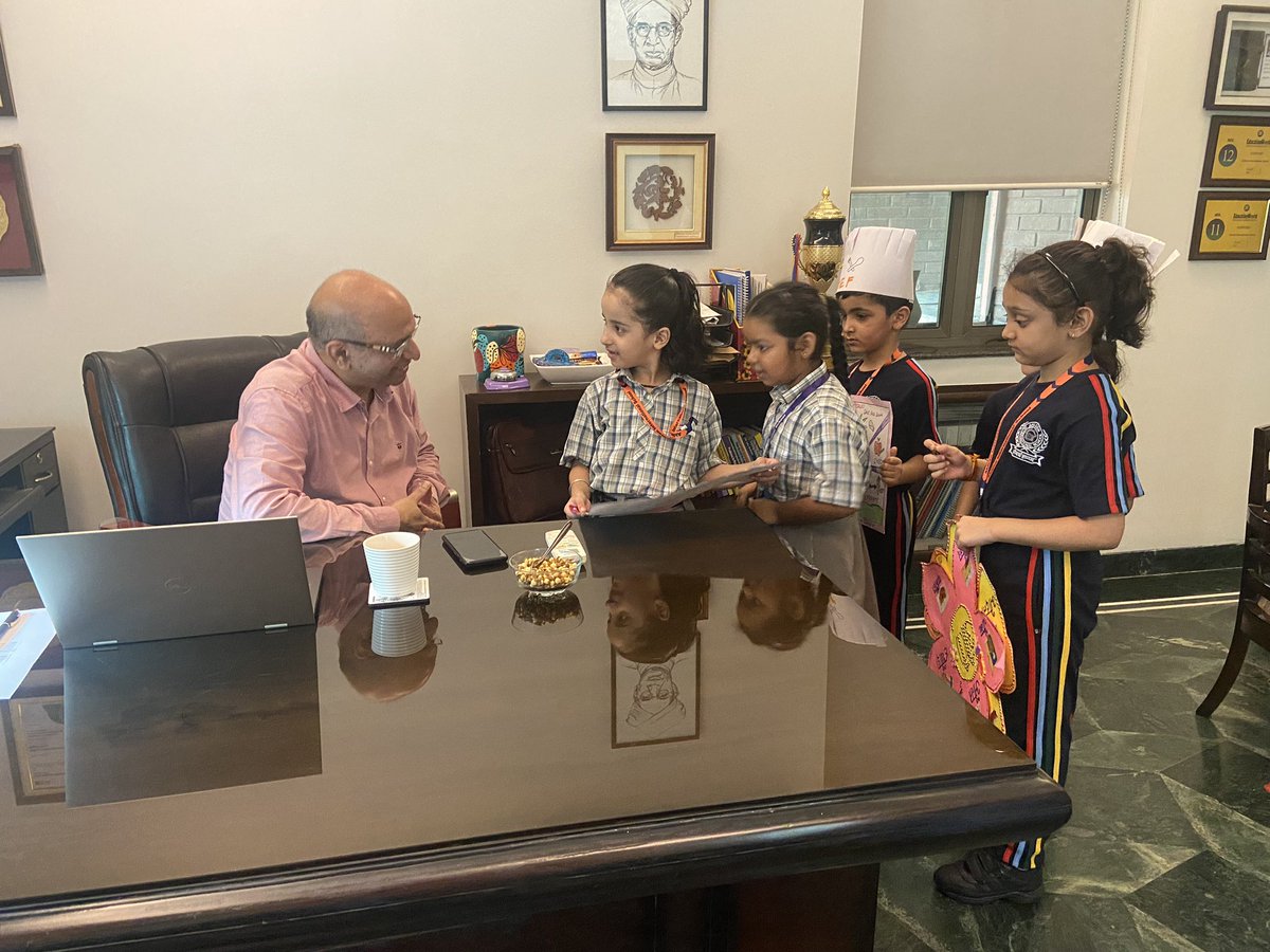 anandpooja17's tweet photo. Ahlconites of Grade 1, Foundation Stage created beautiful badges, creative Chef caps n Matra florets in their Holidays Homework and presented enthusiastically #ahlconintl @ashokkp @y_sanjay @pntduggal @ShandilyaPooja @PreetiMehra77 @vimmisan @jyoti123sh #NEP2020 @sdg4all https://t.co/eccVtHB8n4
