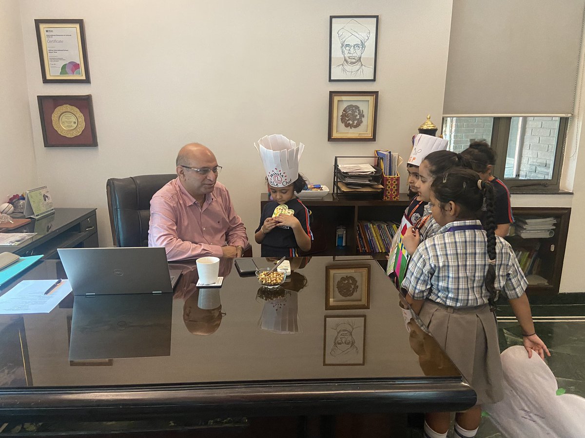 anandpooja17's tweet photo. Ahlconites of Grade 1, Foundation Stage created beautiful badges, creative Chef caps n Matra florets in their Holidays Homework and presented enthusiastically #ahlconintl @ashokkp @y_sanjay @pntduggal @ShandilyaPooja @PreetiMehra77 @vimmisan @jyoti123sh #NEP2020 @sdg4all https://t.co/eccVtHB8n4