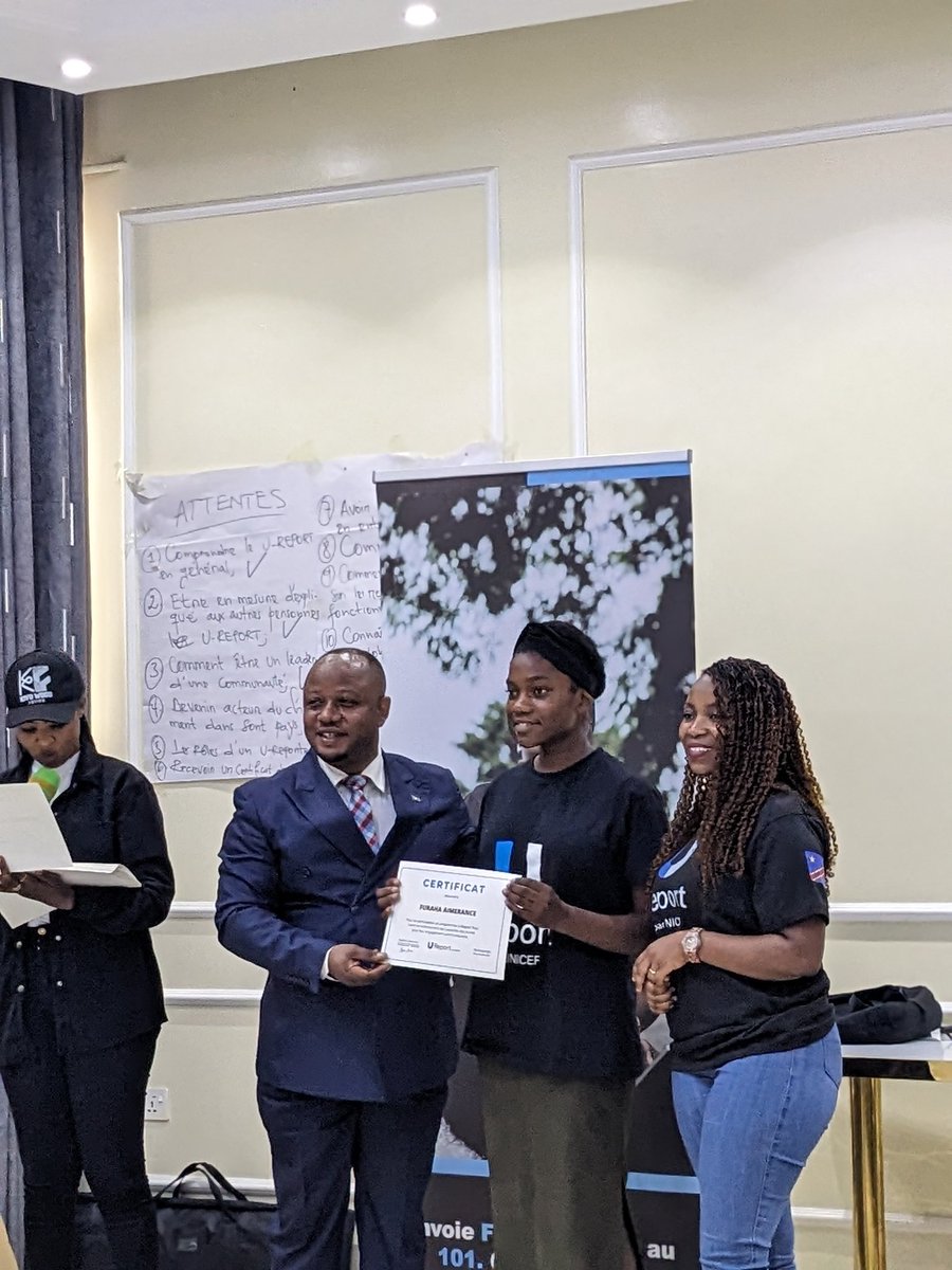 LydieKahambu's tweet photo. La formation #U_Report #Tour de la communauté U-Report #Nyiragongo s'est achevée avec la remise des #certificats aux participants par le chef de @DPJINCCN_NK @guy_kibira. Avec l'appui de l'@UNICEFDRC. @SophieChavanel @grant_leaity @ureport_rdc https://t.co/eydSHBEjve