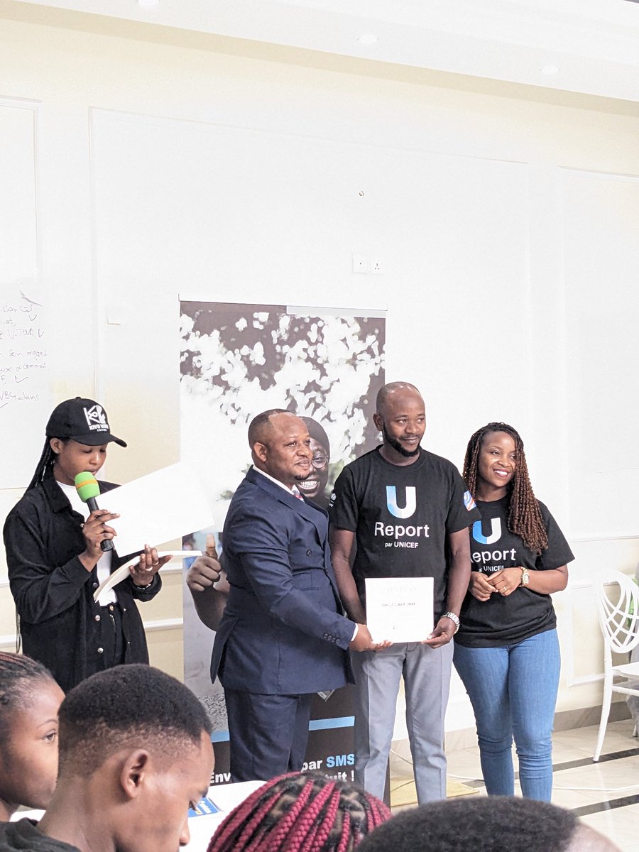 LydieKahambu's tweet photo. La formation #U_Report #Tour de la communauté U-Report #Nyiragongo s'est achevée avec la remise des #certificats aux participants par le chef de @DPJINCCN_NK @guy_kibira. Avec l'appui de l'@UNICEFDRC. @SophieChavanel @grant_leaity @ureport_rdc https://t.co/eydSHBEjve