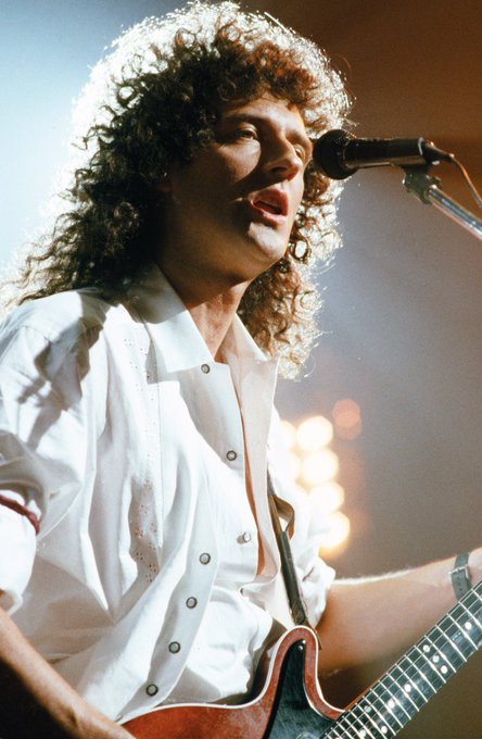soylrodriguez's tweet photo. Buen día!
Los #ClásicosDeViernes arrancan con el Doctor...
Feliz cumpleaños @DrBrianMay (77)
3 x 1 para empezar el viernes
#TieYourMotherDown
#IWantItAll
#NowImHere
@QueenWillRock https://t.co/RwcmeLgBEb