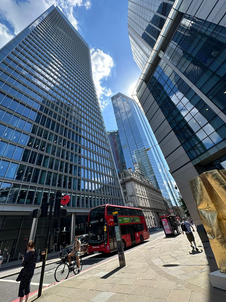 dbmexpress's tweet image. Just another day in London. The new thing is just the sun :))) ☀️😎 #LondonLife #SunInTheCity #UnexpectedSunshine #BritishSummer #removals
