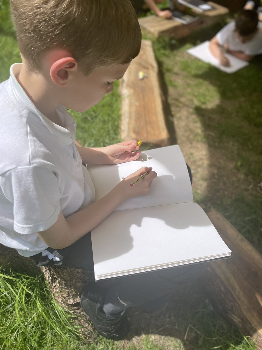 stjosephskly's tweet photo. Oak class enjoyed some sketching in outdoor learning this afternoon using nature as a focus and as a resource to colour the art work. #SJKoutdoorlearning #OakClassRule #NaturalResources #NatureArt https://t.co/9dgq0kjdhG