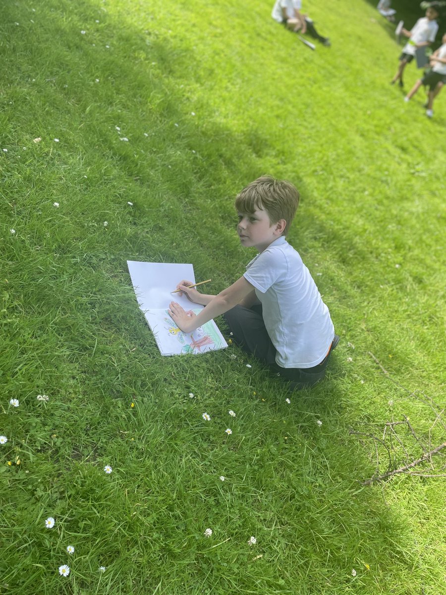 stjosephskly's tweet photo. Oak class enjoyed some sketching in outdoor learning this afternoon using nature as a focus and as a resource to colour the art work. #SJKoutdoorlearning #OakClassRule #NaturalResources #NatureArt https://t.co/9dgq0kjdhG