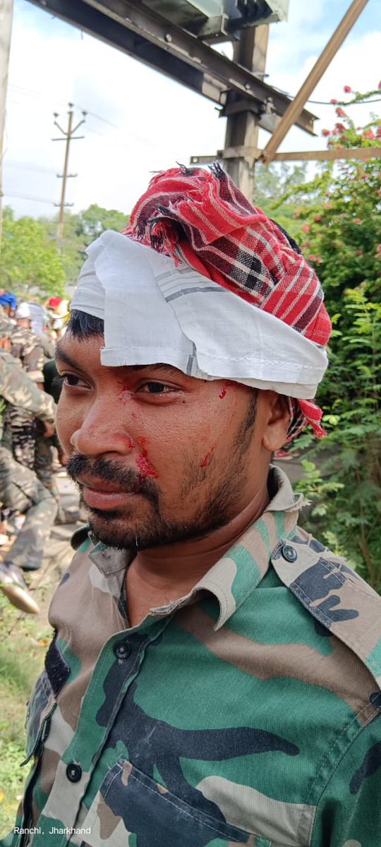 jhsahyakpolice's tweet photo. जिस प्रकार से हम सभी निहत्थे जवानों पर लाठी चार्ज किया गया है माननीय मुख्यमंत्री @HemantSorenJMM जी ये सब हम सभी आदिवासी मूलवासी बच्चें याद रखेंगे। कैसे झारखंड सरकार हमारी शोषण कर रही है अब पुलिस से ही हम सभी को पिटवाया गया। https://t.co/d5zSj1wLNl