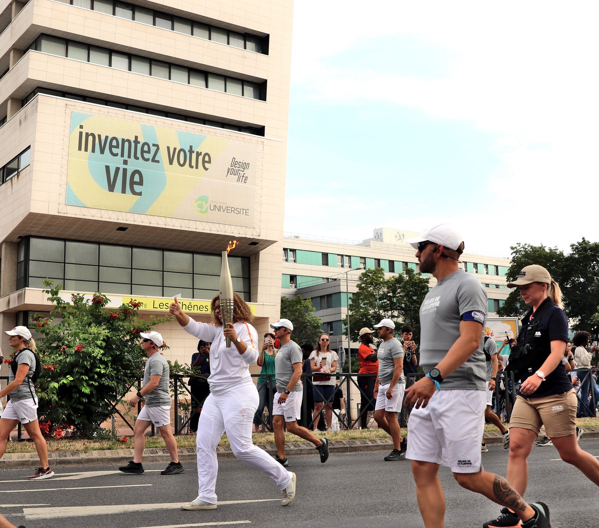 UniversiteCergy's tweet photo. #JO2024 | Retour en images sur le passage de la flamme olympique ce matin devant CY Cergy Paris Université lors de son parcours à Pontoise et #Cergy aujourd'hui 👏🔥

Un moment riche en émotions pour notre #université qui est honorée d'avoir vécu ce moment historique ✨ https://t.co/Xpg29bqFNJ