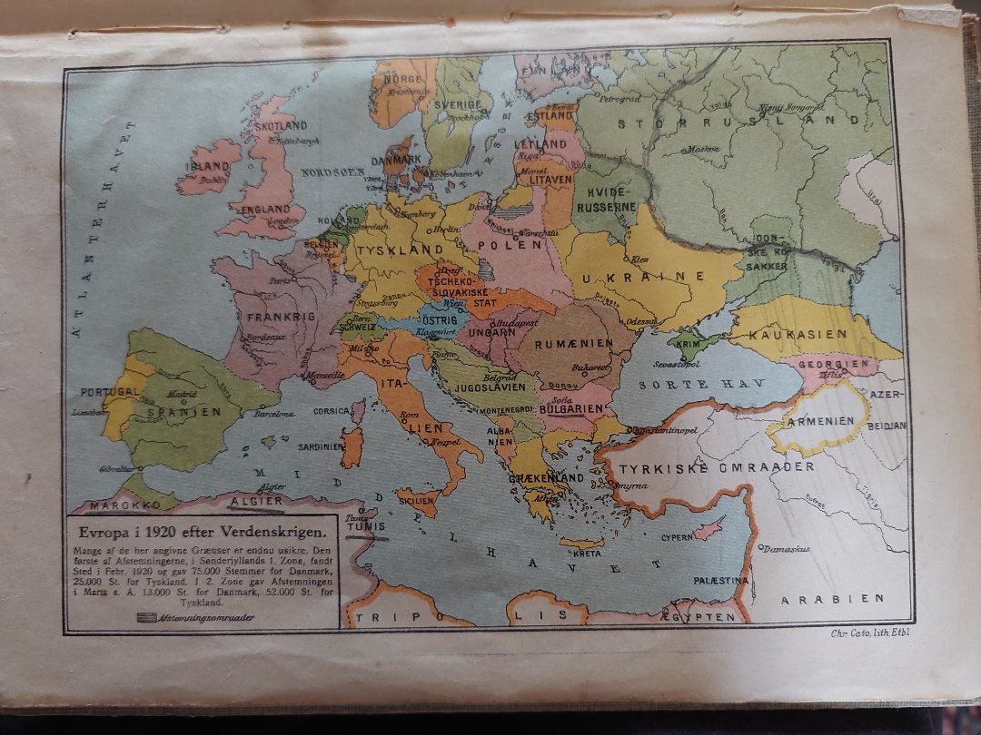 visegrad24's tweet photo. Map of Europe's borders from a Danish schoolbook from 1920.

The hopes of an independent Ukraine and Belarus had not been destroyed yet as the Polish-Ukrainian alliance was still fighting against the Soviet Red Army.

🇵🇱🇺🇦⚪️🔴⚪️ https://t.co/ZsT2lj5nNq