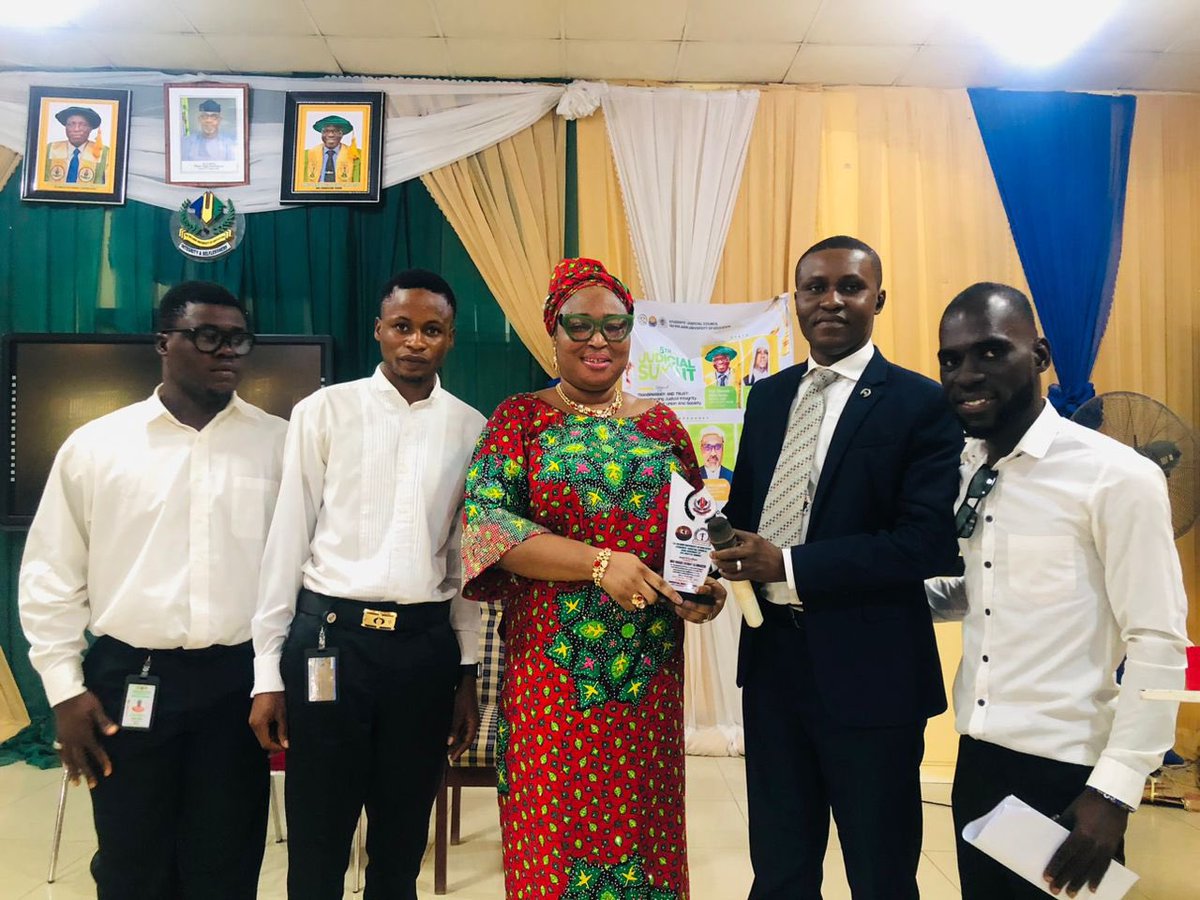Convergence_LP's tweet image. Our team, led by Head of Chambers Mr. Kini Marcus, alongside Mr. Oluwafemi Ajisafe, gave a speech at the just concluded 5th Judicial Summit hosted by the Students Judicial Council Tai Solarin University of Education
@Alpha_Yom @kaycee4c 
#Convergencelawpractice #summit #youth