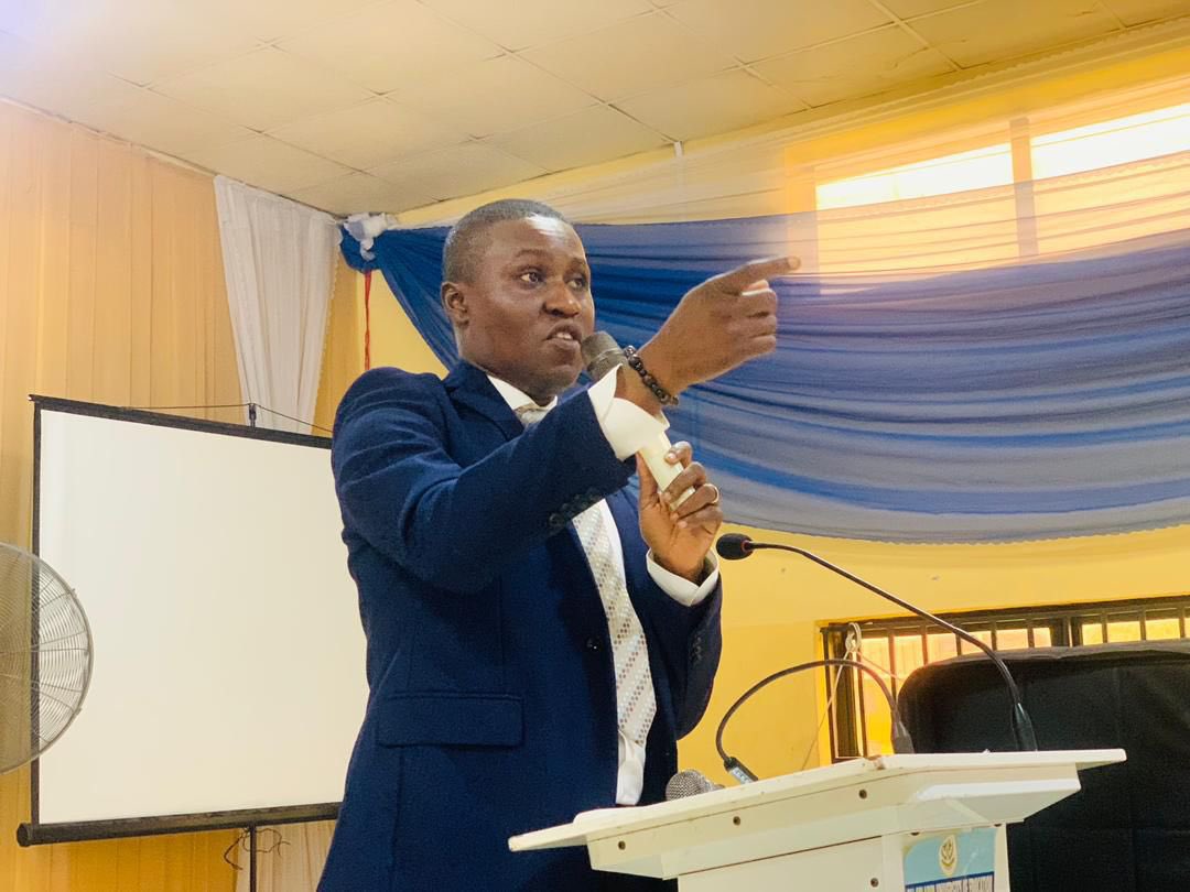 Convergence_LP's tweet image. Our team, led by Head of Chambers Mr. Kini Marcus, alongside Mr. Oluwafemi Ajisafe, gave a speech at the just concluded 5th Judicial Summit hosted by the Students Judicial Council Tai Solarin University of Education
@Alpha_Yom @kaycee4c 
#Convergencelawpractice #summit #youth