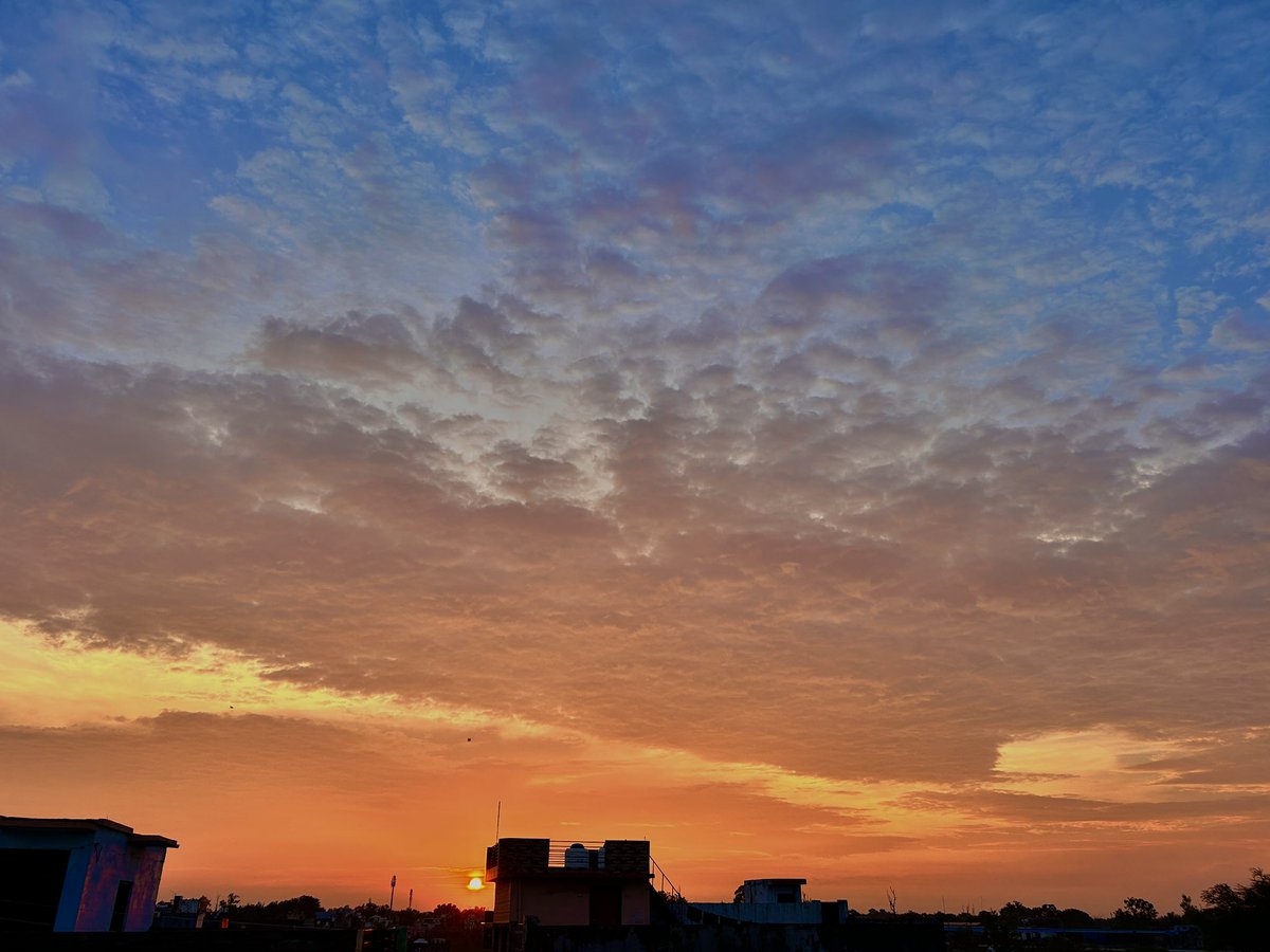 Bekaarbaate's tweet image. A sunset will color your dreams…