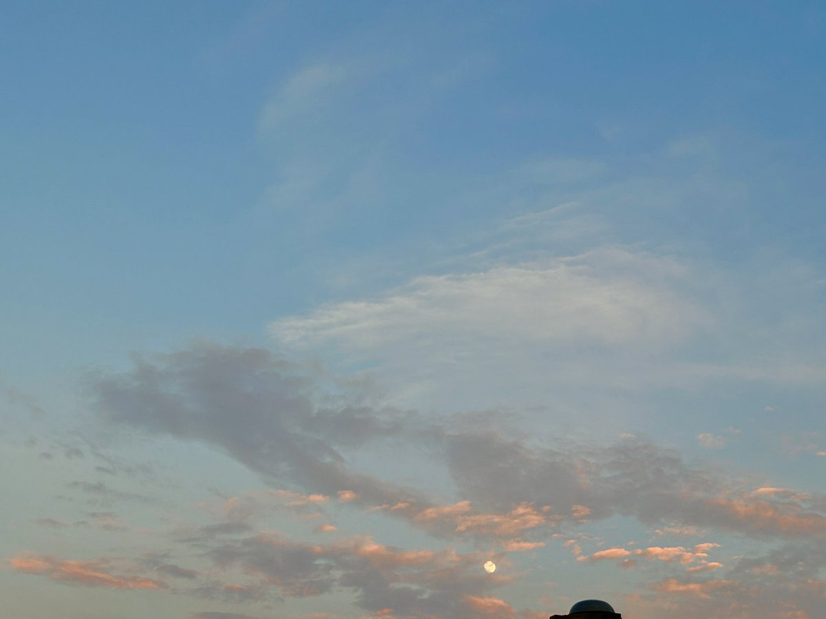 Bekaarbaate's tweet image. A sunset will color your dreams…