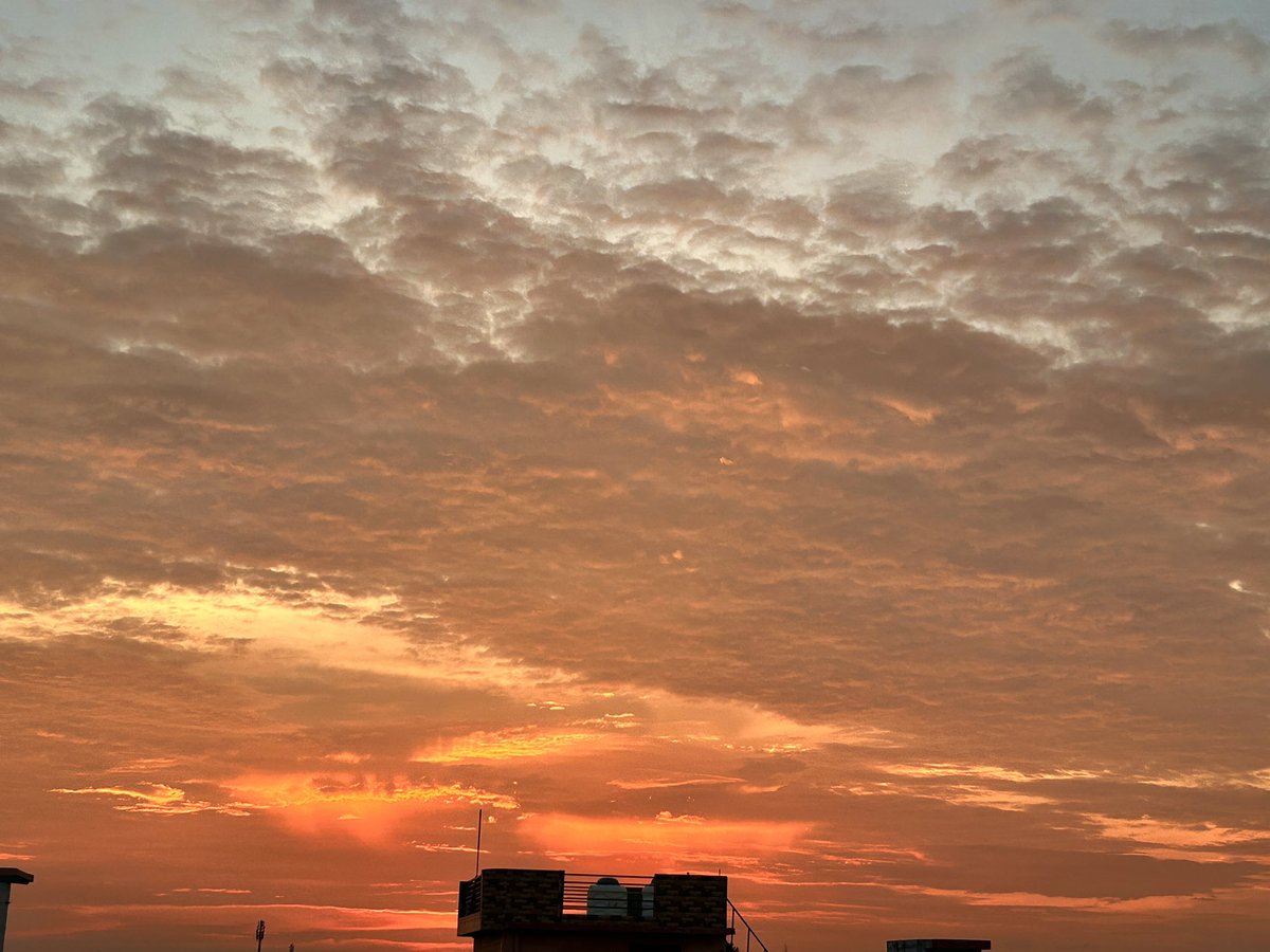 Bekaarbaate's tweet image. A sunset will color your dreams…