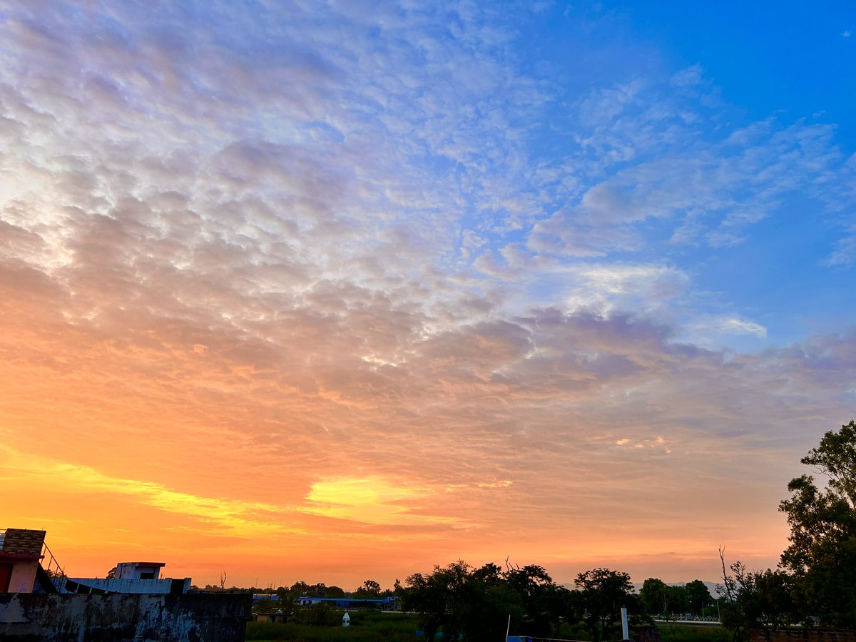 Bekaarbaate's tweet image. A sunset will color your dreams…