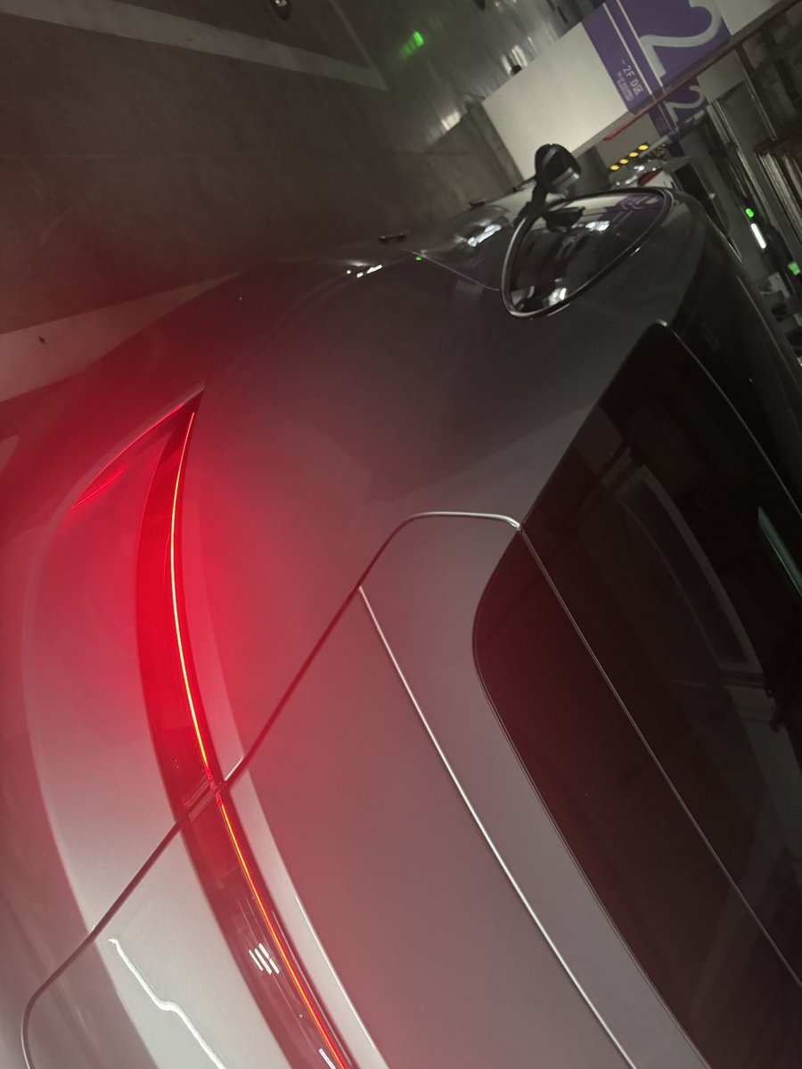 吃完饭在车库找车找了一个小时，最后才不堪的想起今天开的是老婆的冰莓粉…