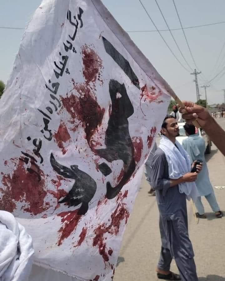 Mehsud_SK's tweet photo. This is how a peaceful protest is being treated? The protest was for peace , and look at the word peace bathed in blood .. 
#BannuWantPeace #Peaceprotest
#Bannu https://t.co/Q6xHHvcfIj