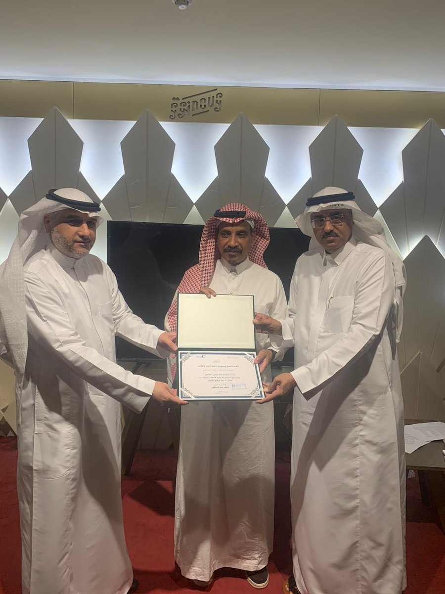 Saudi__Platform's tweet photo. كرمت المنصة السعودية ، المبدع الدكتور خلف الزهراني في لقاءه بعنوان " كشكول" في كافية نوق @NougCafe ، يوم الخميس ١٨ يوليو ٢٠٢٤ بحضور عدد الشخصيات والمهتمين وسط تفاعل من الحضور ..وشكراً لتعاون فريق همام التطوعي بجدة وجهودهم في هذا اللقاء. https://t.co/uJGZPxrKJN