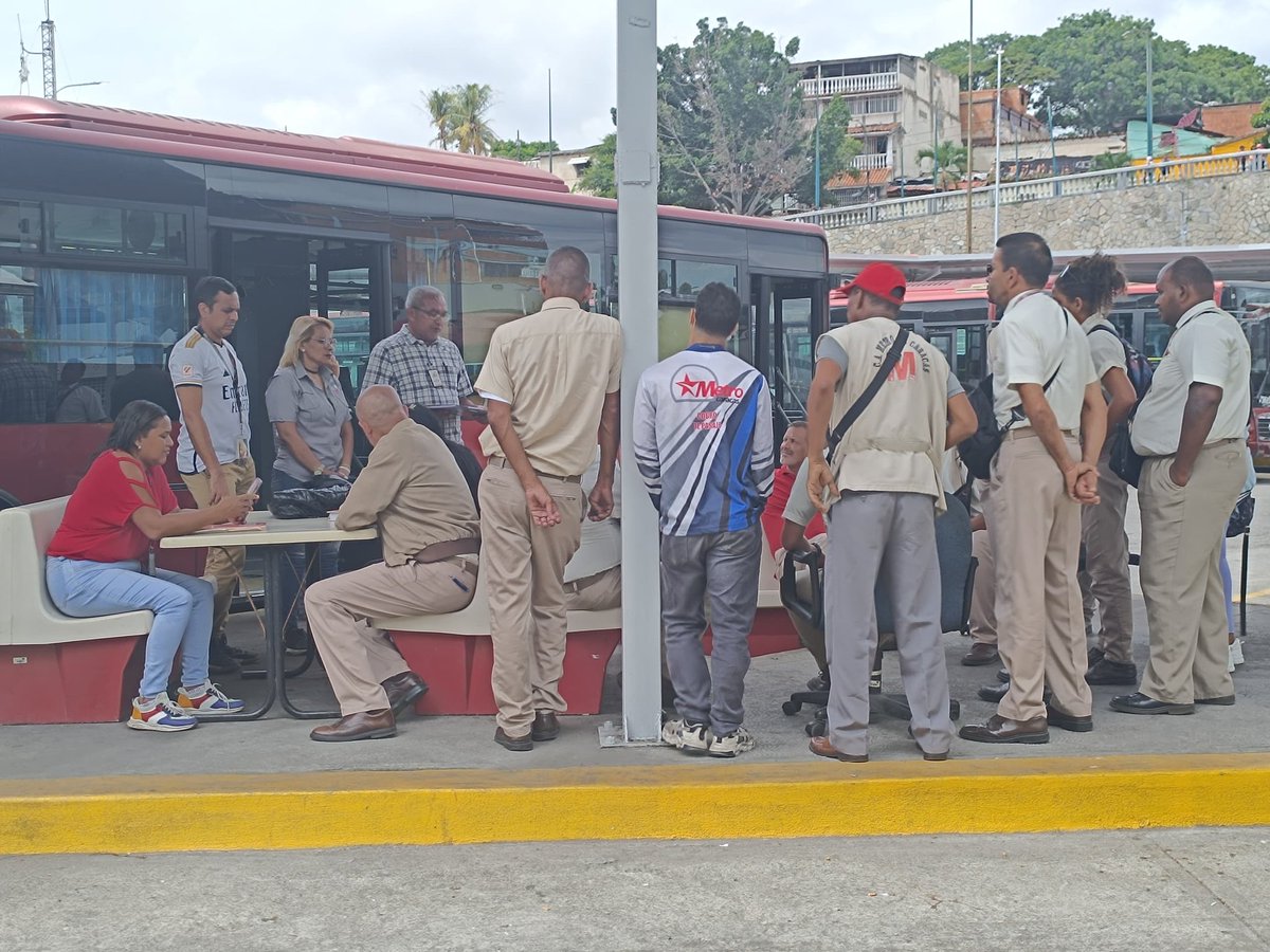 SitramecaB25's tweet photo. 🤝🏻|| En apoyo a las medidas de nuestro Pdte @NicolasMaduro, para recuperar el estado de bienestar social de la Clase Obrera, seguimos articulando desde el Patio Petare, en las áreas de Operaciones y Mtto MetroBús, el 1x10 e impulsando la App CC200 ¡Arriba en el ❤️#VotaFuturo!🫶🏻🗳️ https://t.co/mghQzGHn29